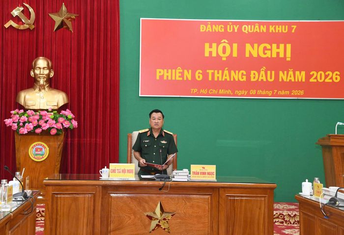 Trung tướng Trần Vinh Ngọc, Bí thư Đảng ủy, Chính ủy Quân khu chủ trì hội nghị