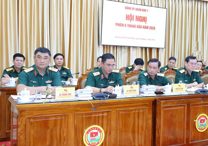 Các đồng chí lãnh đạo Quân khu 7 dự hội nghị