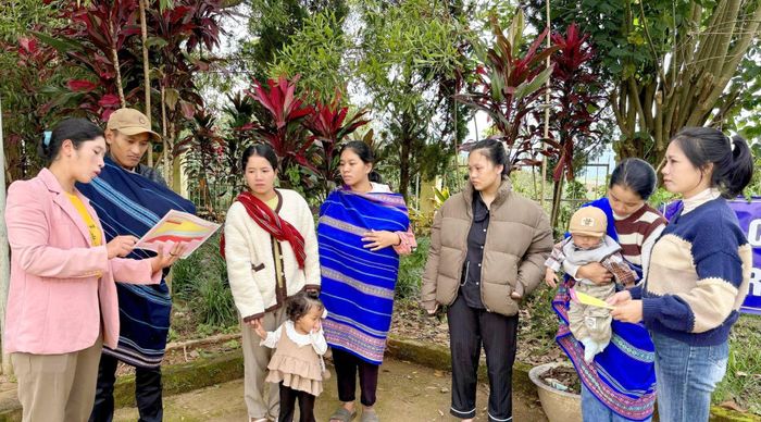 Cộng tác viên dân số xã Lạc Dương tuyên truyền vận động KHHGĐ cho các gia đình trẻ