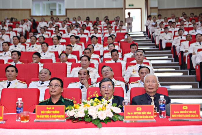Các đồng chí nguyên lãnh đạo Công an tỉnh qua các thời kỳ và các đại biểu dự lễ kỷ niệm