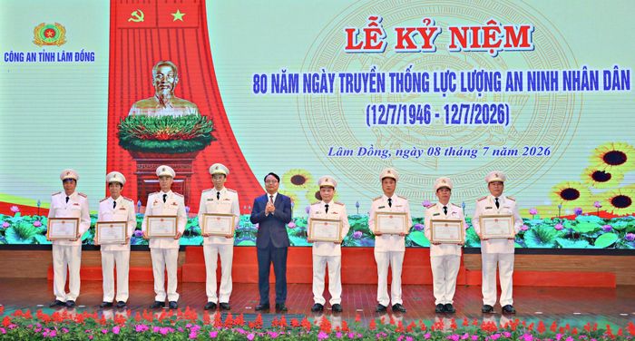 Đồng chí Đặng Hồng Sỹ, Phó Bí thư Thường trực Tỉnh ủy Lâm Đồng tặng Bằng khen của Chủ tịch UBND tỉnh Lâm Đồng cho các tập thể, cá nhân có thành tích xuất sắc trong công tác bảo đảm an ninh quốc gia và gìn giữ trật tự an toàn xã hội trên địa bàn tỉnh