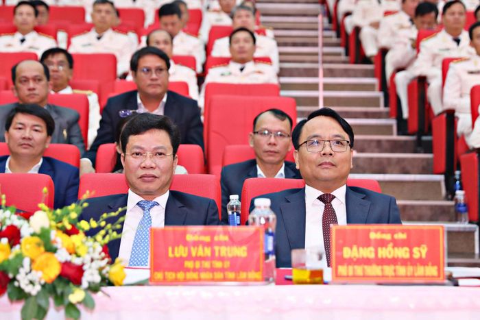 Đồng chí Đặng Hồng Sỹ, Phó Bí thư Thường trực Tỉnh ủy Lâm Đồng và đồng chí Lưu Văn Trung, Phó Bí thư Tỉnh ủy, Chủ tịch HĐND tỉnh dự lễ kỷ niệm