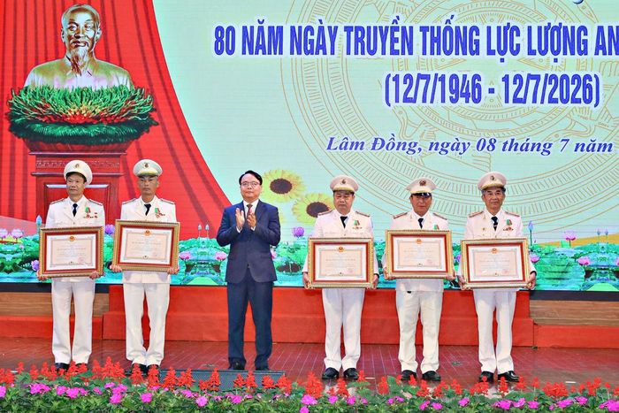 Thừa ủy quyền của Chủ tịch nước, đồng chí Đặng Hồng Sỹ, Phó Bí thư Thường trực Tỉnh ủy Lâm Đồng trao Huân chương Bảo vệ Tổ quốc Hạng Ba cho 5 cá nhân có thành tích xuất sắc trong quá trình công tác, góp phần vào sự nghiệp xây dựng chủ nghĩa xã hội và bảo vệ Tổ quốc