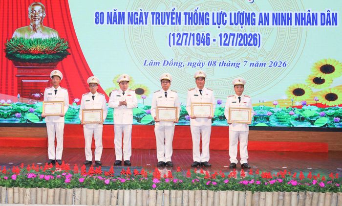 Thiếu tướng Trương Minh Đương, Giám đốc Công an tỉnh Lâm Đồng tặng Bằng khen của Bộ trưởng Bộ Công an cho 1 tập thể, 4 cá nhân vì có thành tích đột xuất trong công tác, góp phần bảo đảm an ninh quốc gia và bảo đảm trật tự an toàn xã hội