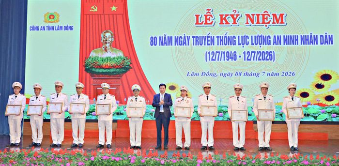 Đồng chí Lưu Văn Trung, Phó Bí thư Tỉnh ủy, Chủ tịch HĐND tỉnh trao Bằng khen của Chủ tịch UBND tỉnh Lâm Đồng cho 11 cá nhân có thành tích xuất sắc trong công tác bảo đảm an ninh quốc gia và gìn giữ trật tự an toàn xã hội trên địa bàn tỉnh