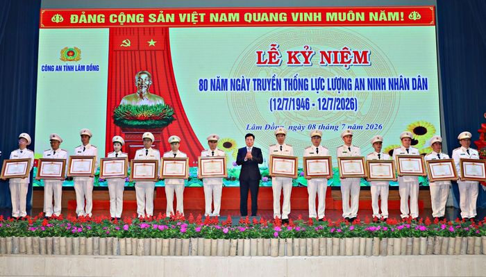 Đồng chí Lưu Văn Trung, Phó Bí thư Tỉnh ủy, Chủ tịch HĐND tỉnh trao Bằng khen của Thủ tướng Chính phủ cho các tập thể, cá nhân có thành tích xuất sắc trong chiến đấu và phục vụ chiến đấu, góp phần vào sự nghiệp xây dựng chủ nghĩa xã hội và bảo vệ Tổ quốc