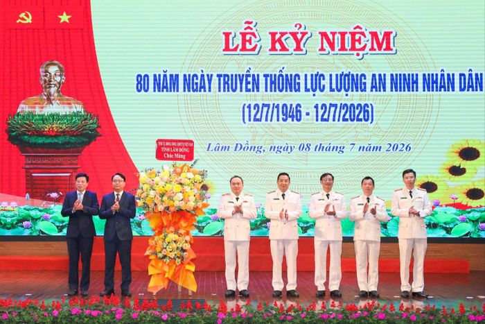 Đồng chí Đặng Hồng Sỹ, Phó Bí thư Thường trực Tỉnh ủy Lâm Đồng và đồng chí Lưu Văn Trung, Phó Bí thư Tỉnh ủy, Chủ tịch HĐND tỉnh tặng hoa chúc mừng Công an tỉnh Lâm Đồng