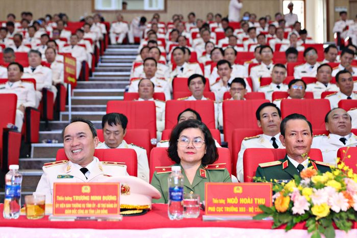 Đại diện các Cục nghiệp vụ Bộ Công an, lãnh đạo Công an tỉnh Lâm Đồng, các đại biểu tham dự lễ kỷ niệm