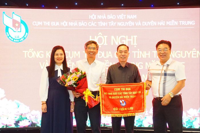 Hội Nhà báo tỉnh Lâm Đồng nhận cờ sau khi được chọn làm Cụm trưởng của Cụm thi đua Hội Nhà báo các tỉnh Tây Nguyên và Duyên hải miền Trung
