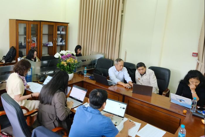 Đội ngũ biên tập viên, kỹ thuật viên biên tập và dàn dựng các bản tin