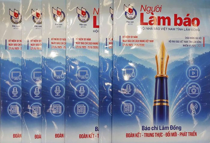 Ấn phẩm “Người làm báo” của Hội Nhà báo tỉnh Lâm Đồng tham gia Hội Báo toàn quốc