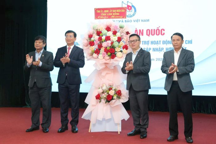 Đồng chí Hồ Văn Mười, Ủy viên Ban Chấp hành Trung ương Đảng, Phó Bí thư Tỉnh ủy, Chủ tịch UBND tỉnh Lâm Đồng và lãnh đạo tỉnh tặng hoa chúc mừng Hội Nhà báo Việt Nam tổ chức Hội nghị toàn quốc với chủ đề Nâng cao chất lượng, hiệu quả hỗ trợ và công tác hội trong bối cảnh sáp nhập, hợp nhất tại Lâm Đồng