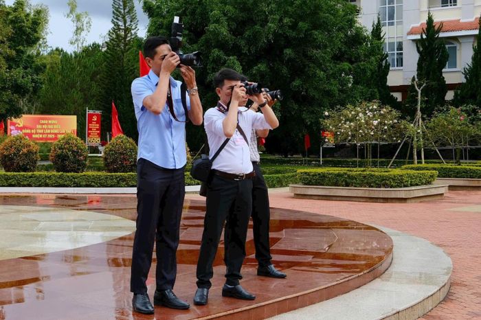 Phóng viên tác nghiệp tại Đại hội Đại biểu Đảng bộ tỉnh Lâm Đồng lần thứ I