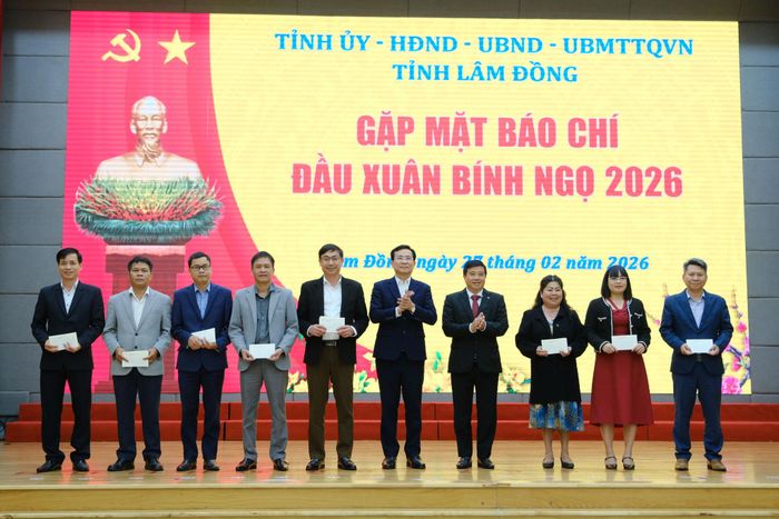 Đồng chí Y Thanh Hà Niê Kđăm, Ủy viên Ban Chấp hành Trung ương Đảng, Bí thư Tỉnh ủy, Trưởng đoàn ĐBQH khóa XV tỉnh Lâm Đồng cùng đồng chí Hồ Văn Mười, Ủy viên Ban Chấp hành Trung ương Đảng, Phó Bí thư Tỉnh ủy, Chủ tịch UBND tỉnh tặng quà cho các nhà báo nhằm tri ân sự đồng hành, đóng góp tích cực của đội ngũ những người làm báo; đồng thời, thắt chặt hơn nữa mối quan hệ phối hợp thông tin trong năm mới 2026