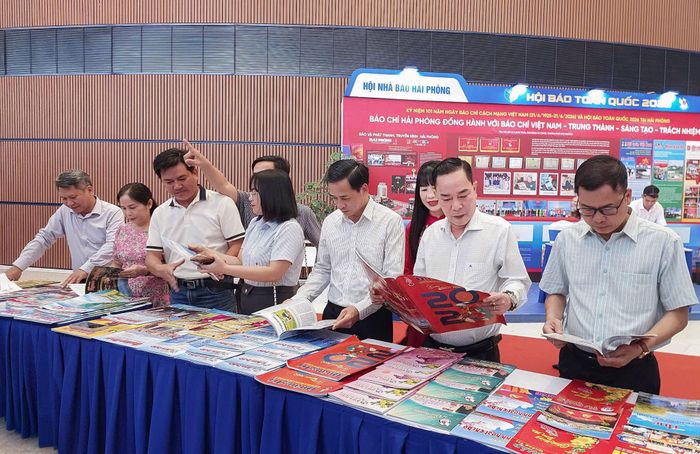 Đồng chí Lê Huy Toàn, Tỉnh ủy viên, Giám đốc Báo và Phát thanh, Truyền hình Lâm Đồng, Chủ tịch Hội Nhà báo tỉnh cùng các thành viên trong đoàn công tác tham gia Hội Báo toàn quốc