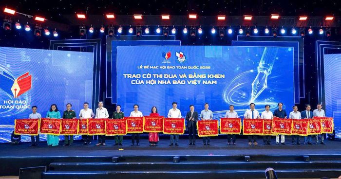 Hội Nhà báo các tỉnh Tây Nguyên và Duyên hải miền Trung (Hội Nhà báo tỉnh Lâm Đồng làm cụm trưởng) là một trong những đơn vị được Hội Nhà báo Việt Nam trao tặng Cờ thi đua xuất sắc