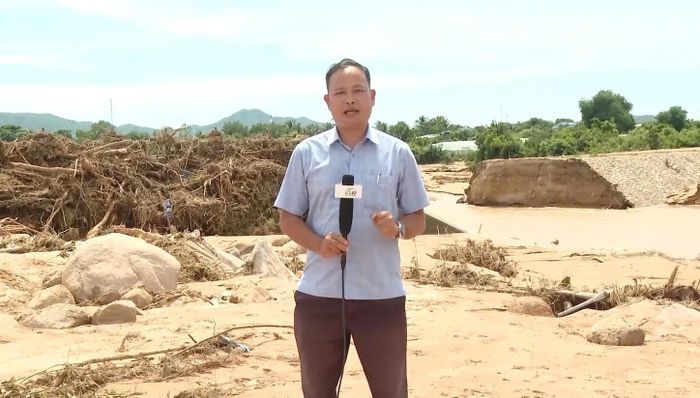 Phóng viên tác nghiệp tại hiện trường vụ vỡ hồ chứa nước gây lũ quét ở xã Tuy Phong (Lâm Đồng)