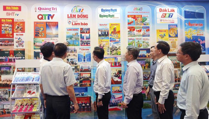 Gian trưng bày của Cụm thi đua Hội Nhà báo các tỉnh Tây Nguyên và Duyên hải miền Trung ở Hội Báo toàn quốc diễn ra tại Trung tâm Hội nghị - Biểu diễn TP Hải Phòng