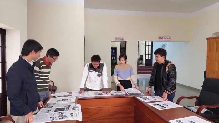 Nhà báo Nguyễn Hồng Hải, Phó Giám đốc Báo và Phát thanh, Truyền hình Lâm Đồng (giữa) cùng đội ngũ kỹ thuật viên báo in rà soát nội dung các chuyên trang tuyên truyền Đại hội Đảng