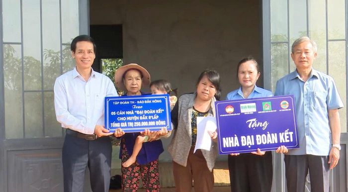 Đồng chí Nguyễn Văn Hải - Phó Giám đốc Báo và Phát thanh, Truyền hình Lâm Đồng trao tặng nhà "Đại Đoàn Kết" cho gia đình gặp khó khăn về nhà ở