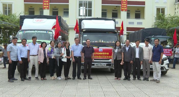Đồng chí Lê Huy Toàn, Tỉnh ủy viên, Giám đốc Báo và PTTH, Chủ tịch Hội Nhà báo tỉnh Lâm Đồng cùng các mạnh thường quân đến trao quà cho các hộ dân ở xã D'ran nơi xảy ra đợt lũ năm 2025