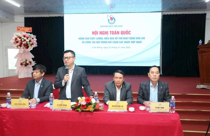 Đoàn chủ trì hội nghị tại Hội nghị toàn quốc với chủ đề Nâng cao chất lượng, hiệu quả hỗ trợ và công tác hội trong bối cảnh sáp nhập, hợp nhất do Hội Nhà báo Việt Nam tổ chức diễn ra tại Lâm Đồng