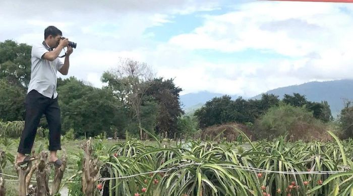 Phóng viên TTXVN thường trú trên địa bàn tỉnh Lâm Đồng tác nghiệp mùa mưa lũ