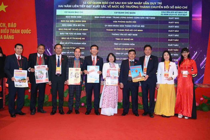 Các đồng chí: Y Thanh Hà Niê Kđăm, Ủy viên Ban Chấp hành Trung ương Đảng, Bí thư Tỉnh ủy, Trưởng Đoàn ĐBQH tỉnh; Hồ Văn Mười, Ủy viên Ban Chấp hành Trung ương Đảng, Phó Bí thư Tỉnh ủy, Chủ tịch UBND tỉnh Lâm Đồng cùng các đồng chí lãnh đạo tỉnh chụp hình lưu niệm với ấn phẩm Báo Lâm Đồng tại Đại hội Đảng toàn quốc