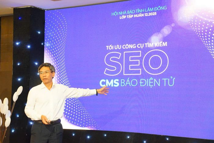 Nhà báo Vũ Ngọc Tú, Phó Giám đốc Báo và Phát thanh, Truyền hình Lâm Đồng truyền đạt kỹ năng tối ưu công cụ tìm kiếm CMS và báo điện tử