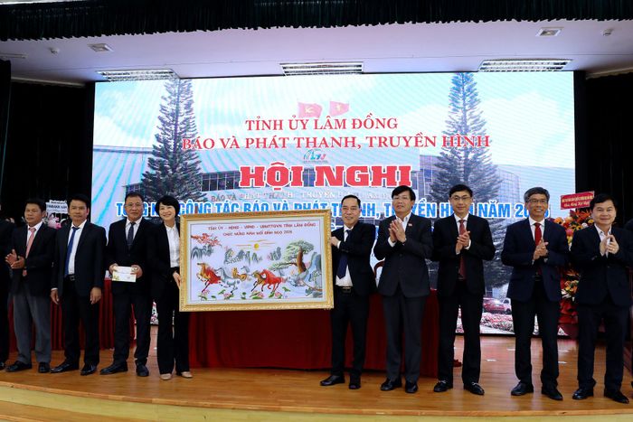 Đồng chí Phạm Thị Phúc, Phó Bí thư Tỉnh ủy, Chủ tịch Ủy ban MTTQ Việt Nam tỉnh Lâm Đồng thay mặt lãnh đạo tỉnh tặng quà chúc mừng Báo và PTTT Lâm Đồng