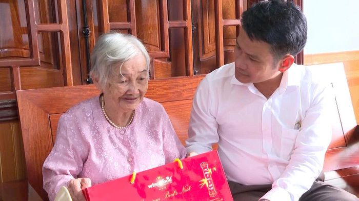 Phó Giám đốc Báo và Phát thanh, Truyền hình Lâm Đồng Hồ Văn Miền đã ân cần thăm hỏi tình hình sức khỏe và tặng quà Mẹ Việt Nam Anh hùng Nguyễn Thị Xuân