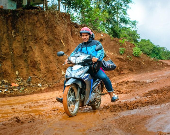 Đường đi lại khó khăn nhưng không làm suy giảm tinh thần của người làm Báo