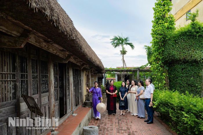Du khách tham quan và tìm hiểu nếp sống mộc mạc của cư dân nông nghiệp đồng bằng Bắc Bộ xưa tại không gian trưng bày ngoài trời của Bảo tàng Đồng quê (xã Giao Ninh). Ảnh: Ngọc Linh