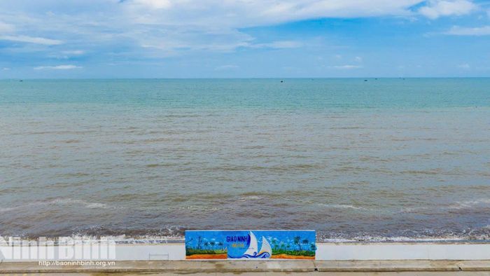 Không gian mở hướng biển trong lành tại bãi biển Giao Ninh - điểm đến lý tưởng thu hút du khách yêu thích trải nghiệm sinh thái kết hợp văn hóa bản địa. Ảnh: Ngọc Linh
