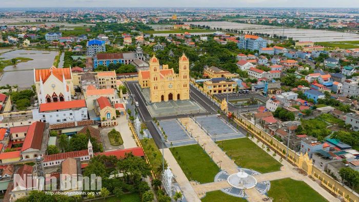 Toàn cảnh kiến trúc Gothic nguy nga, tráng lệ của Nhà thờ chính tòa Bùi Chu (xã Xuân Trường) một trong những trung tâm truyền giáo cổ kính và lớn bậc nhất cả nước. Ảnh: Ngọc Linh