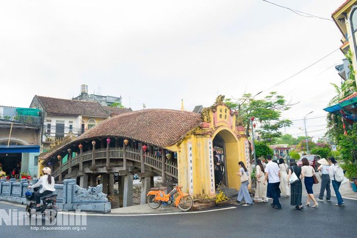 Cầu ngói chợ Lương (xã Hải Anh) - công trình cổ kính hơn 500 năm tuổi mang kiến trúc “thượng gia hạ kiều” biểu tượng của vùng đất Quần Anh xưa. Ảnh: Ngọc Linh