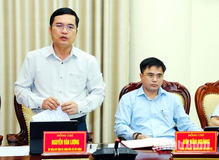 Đồng chí Giám đốc Sở Xây dựng Nguyễn Văn Lượng phát biểu tại hội nghị.