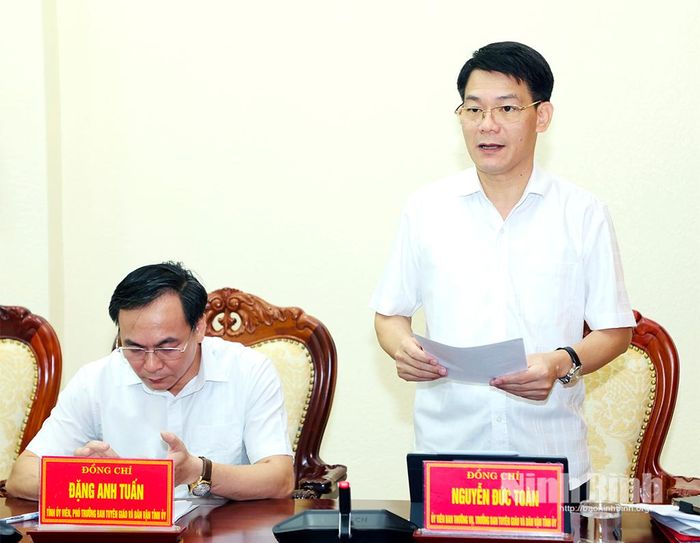 Đồng chí Trưởng Ban Tuyên giáo và Dân vận Tỉnh ủy Nguyễn Đức Toàn báo cáo hoạt động của Ban Chỉ đạo tỉnh về thực hiện dân chủ ở cơ sở.