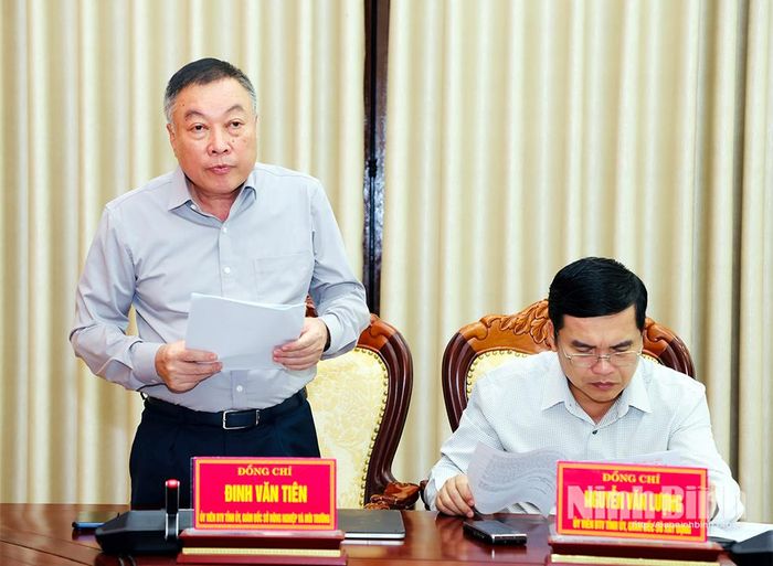 Đồng chí Giám đốc Sở Nông nghiệp và Môi trường Đinh Văn Tiên phát biểu tại hội nghị.