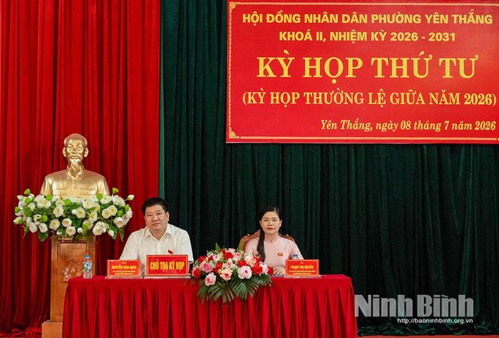 Các đồng chí Chủ tọa Kỳ họp.