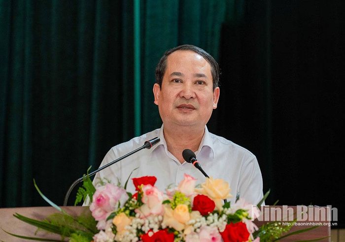 Đồng chí Mai Văn Tuất, Phó Bí thư Tỉnh ủy, Trưởng Đoàn ĐBQH tỉnh phát biểu chỉ đạo tại Kỳ họp.