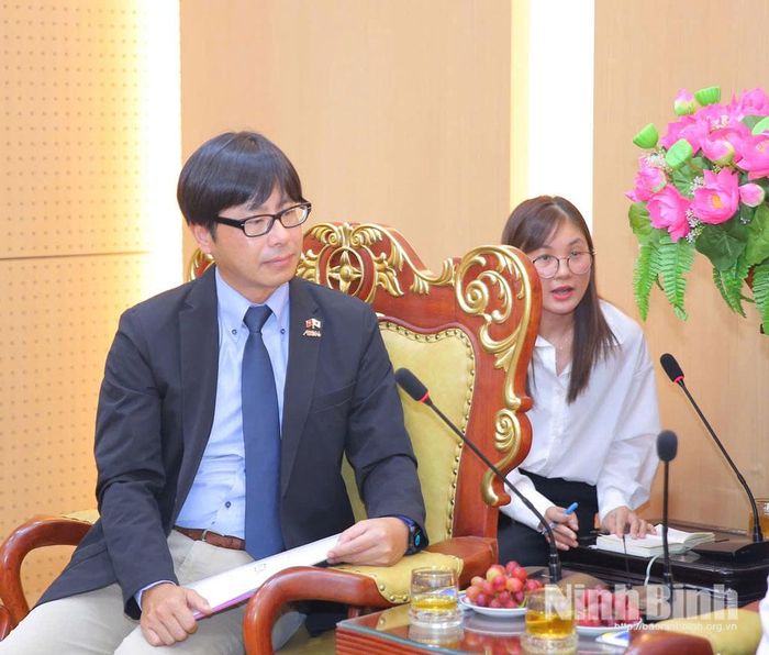 Ông Hagino Tatsuya, Phó Tổng Giám đốc Phát triển dự án Công ty TNHH AEON Việt Nam phát biểu tại buổi làm việc.