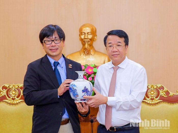 Đồng chí Chủ tịch UBND tỉnh Nguyễn Thanh Bình tặng quà lưu niệm cho ông Hagino Tatsuya.