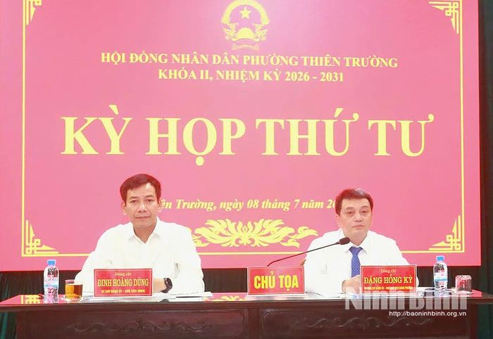 Các đồng chí Chủ tọa kỳ họp.