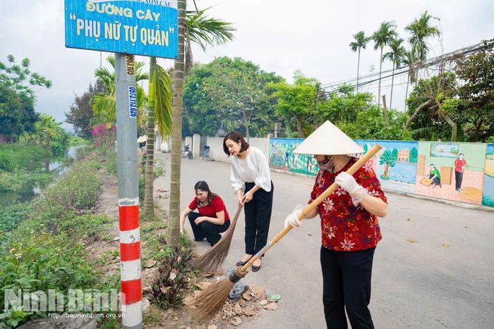 Mô hình chính quyền địa phương tinh gọn, tạo động lực phát huy mạnh mẽ vai trò của các tổ chức đoàn thể và cộng đồng tự quản. (Trong ảnh: Phụ nữ xã Yên Từ thực hiện dọn dẹp vệ sinh, làm đẹp cảnh quan tại tuyến đường tự quản). Ảnh: Ngọc Linh