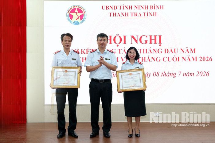 Đồng chí Chánh Thanh tra tỉnh Lê Văn Cường trao tặng danh hiệu “Chiến sĩ thi đua cấp tỉnh” cho các cá nhân có thành tích xuất sắc tiêu biểu trong trong 3 năm (2023-2025).