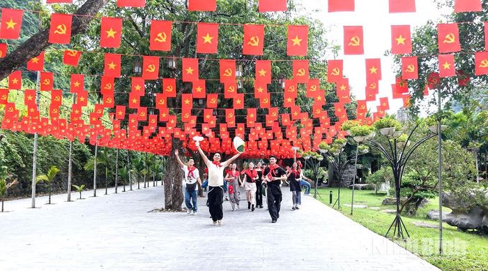Ninh Bình định hướng khai thác hiệu quả nguồn thu từ du lịch, dịch vụ. Trong ảnh: Du khách tham quan khu du lịch sinh thái Thung Nham.