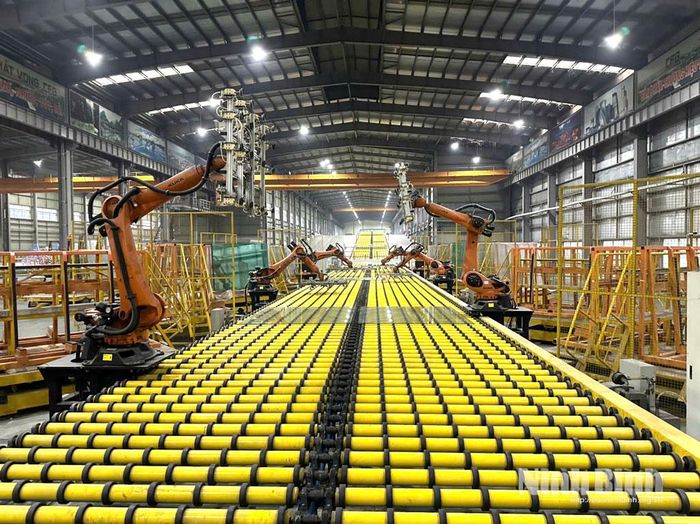 Khu vực công nghiệp - xây dựng tiếp tục giữ tỷ trọng lớn trong cơ cấu nguồn thu. Trong ảnh: Dây chuyền sản xuất kính nổi của Nhà máy kính CFG (Công ty TNHH Kính nổi Hạ Long), KCN Khánh Cư.