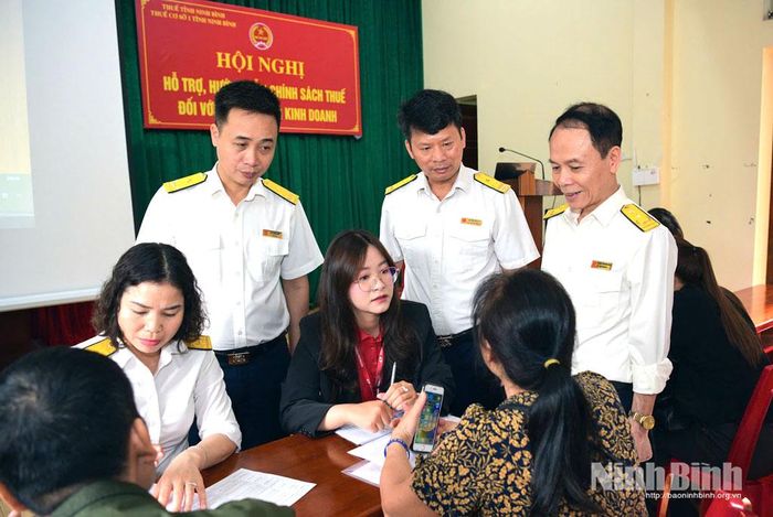 Cán bộ thuế cơ sở 1 Thuế tỉnh Ninh Bình hướng dẫn hộ kinh doanh kê khai thuế.