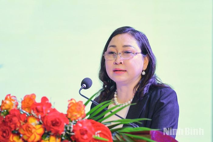 Đồng chí Đinh Thị Lụa, Phó Bí thư Tỉnh ủy, Chủ tịch Ủy ban MTTQ Việt Nam tỉnh phát biểu chỉ đạo hội nghị.